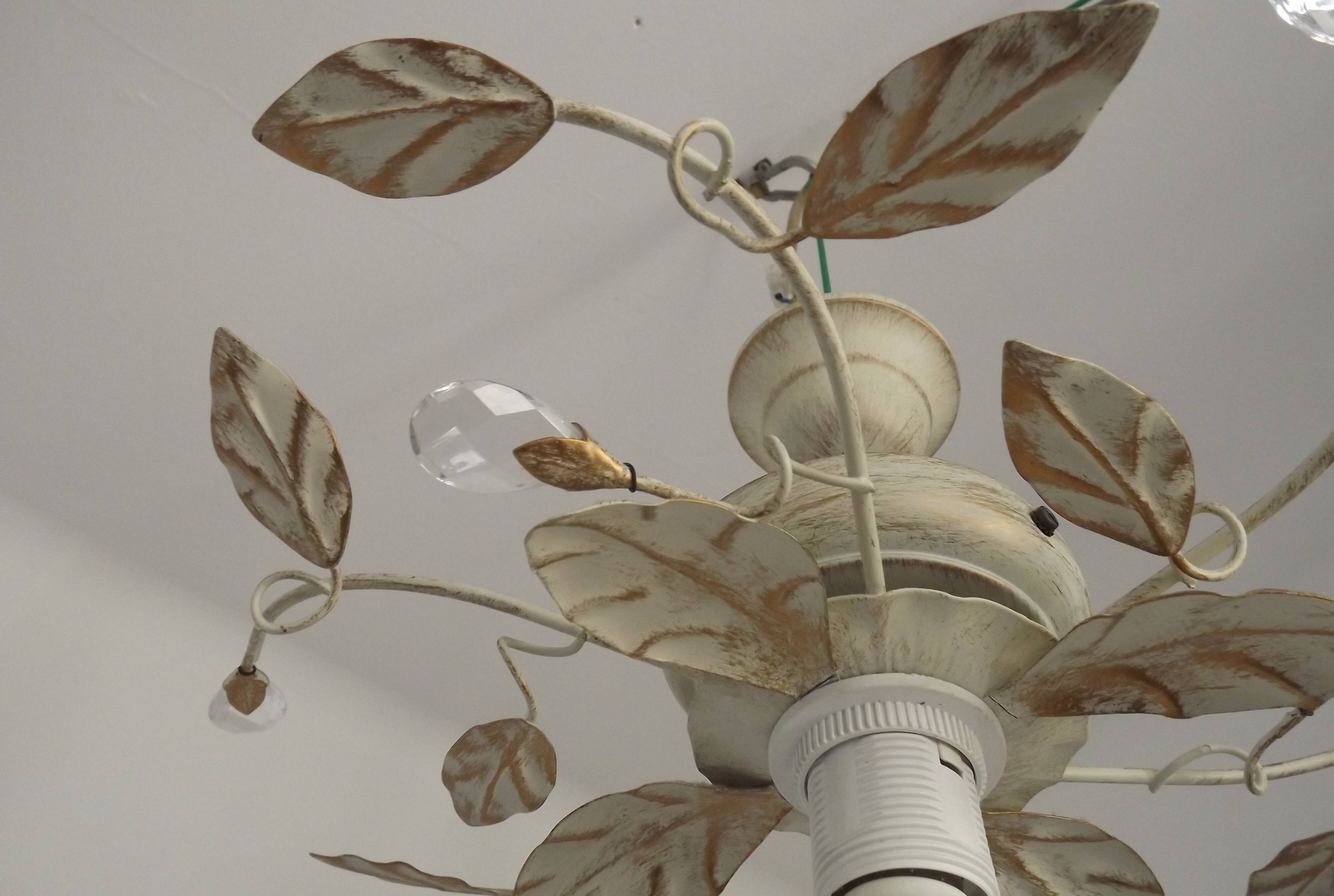 Lustre semi-encastré vintage charmant avec des feuilles et des perles en verre cristal.