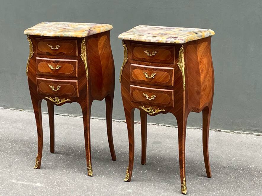 Paire de tables de chevet de style Louis XV en bois de rose.