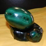Egg and its malachite support