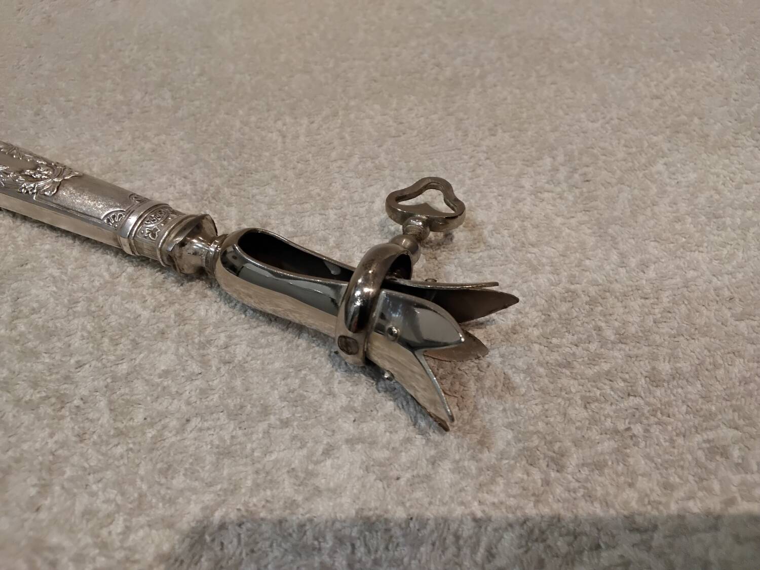 Silver metal handle in the style of Louis XVI.