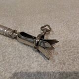 Silver metal handle in the style of Louis XVI.