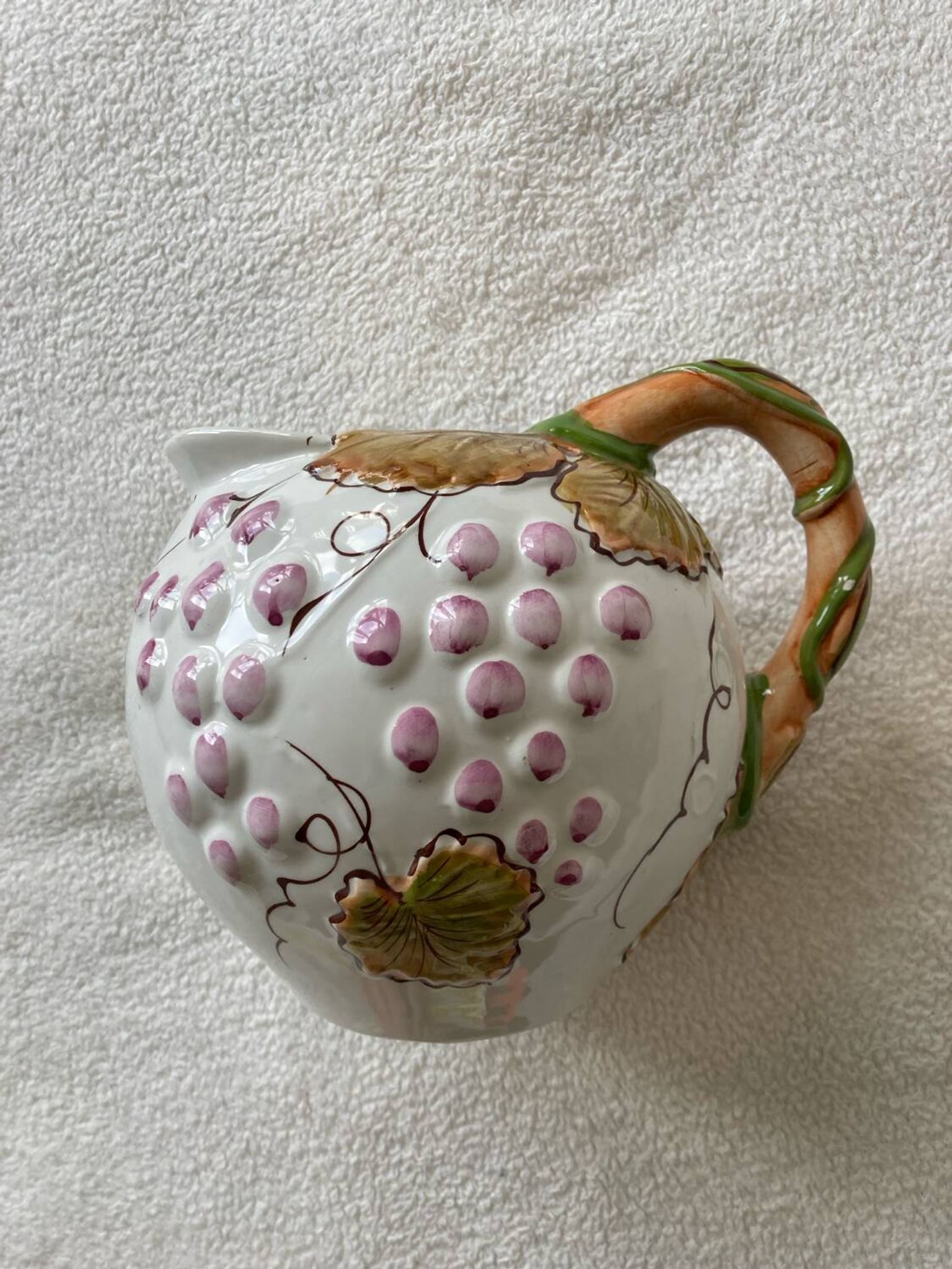Pichet en barbotine raisin