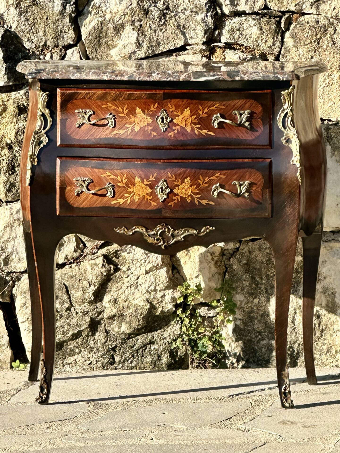 Petite commode sauteuse de style Louis XV .