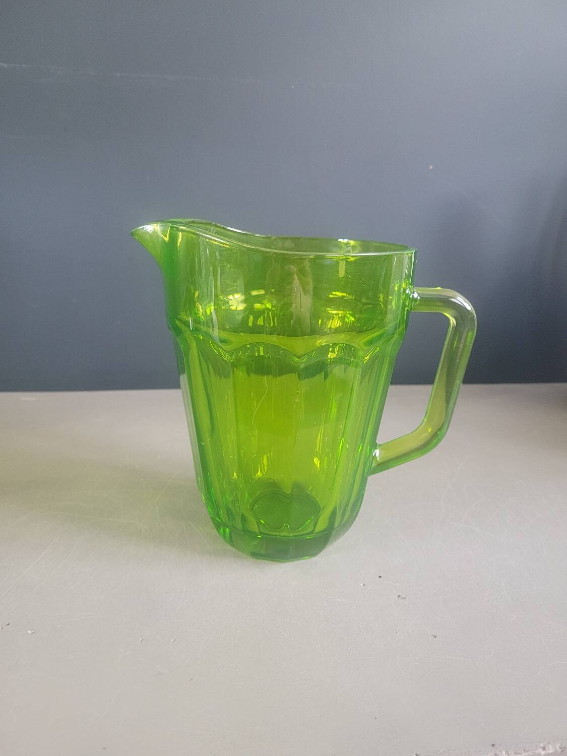 Pichet vintage en verre moulé vert