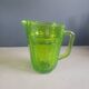 Pichet vintage en verre moulé vert