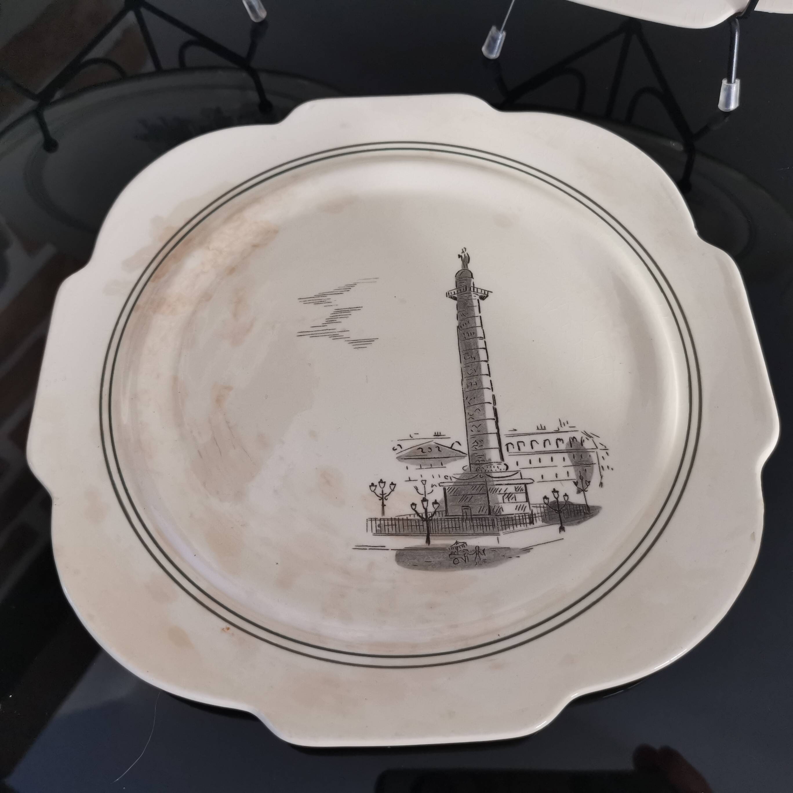 Série de 12 assiettes à dessert et son plateau à gâteaux Gien Paris Monuments