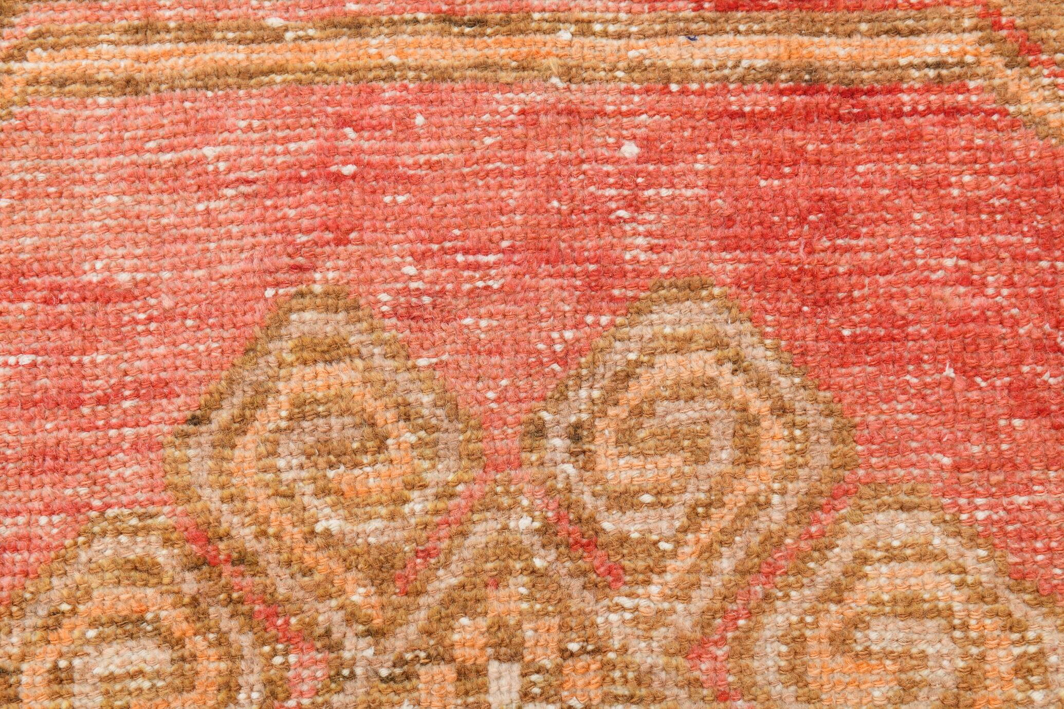 Tapis Couloir Vintage Turc, Rouge Corail, Brun Camel & Beige Géométrique