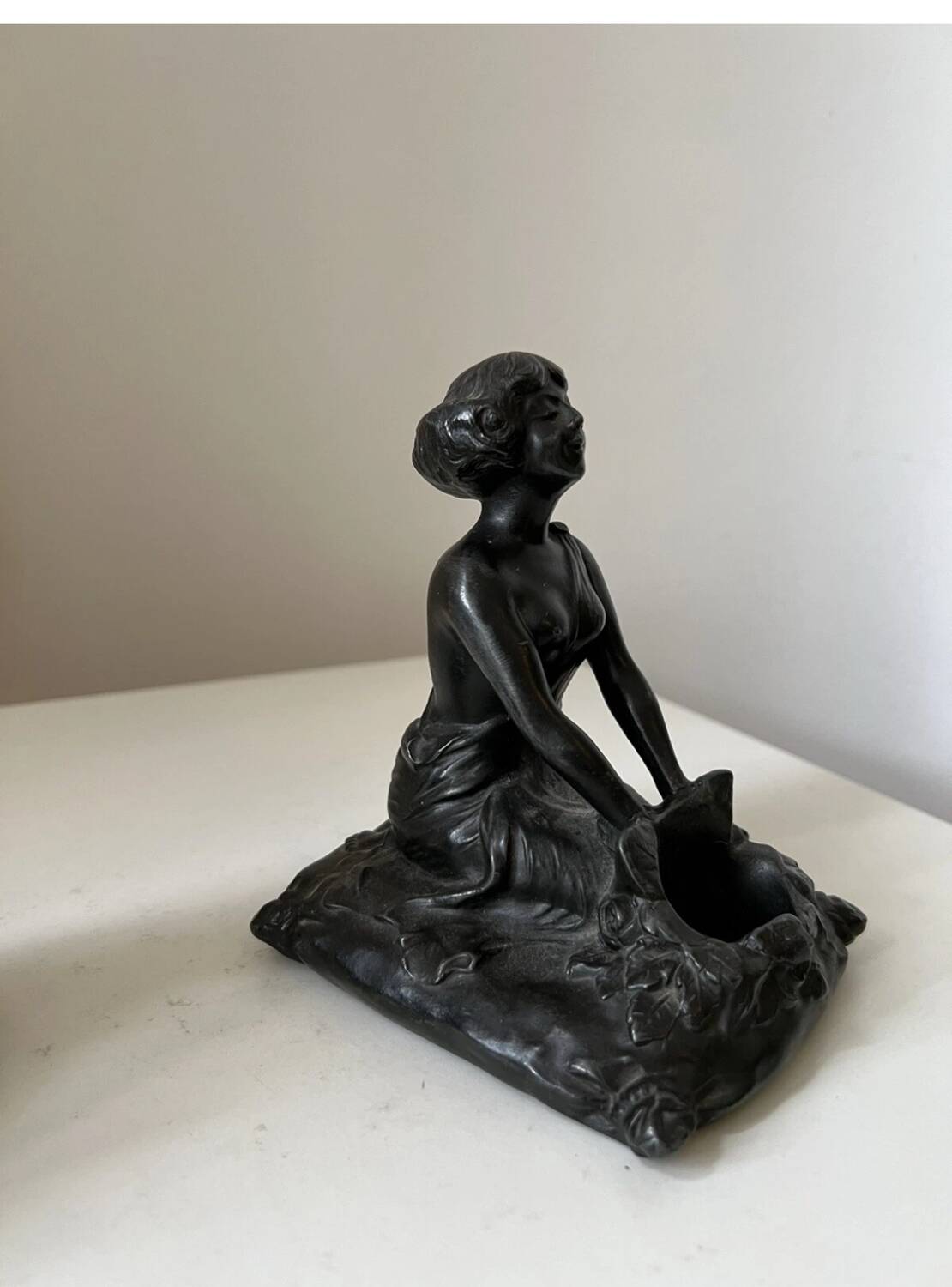 Serre-livres Art nouveau en régule figurant une femme, 1900