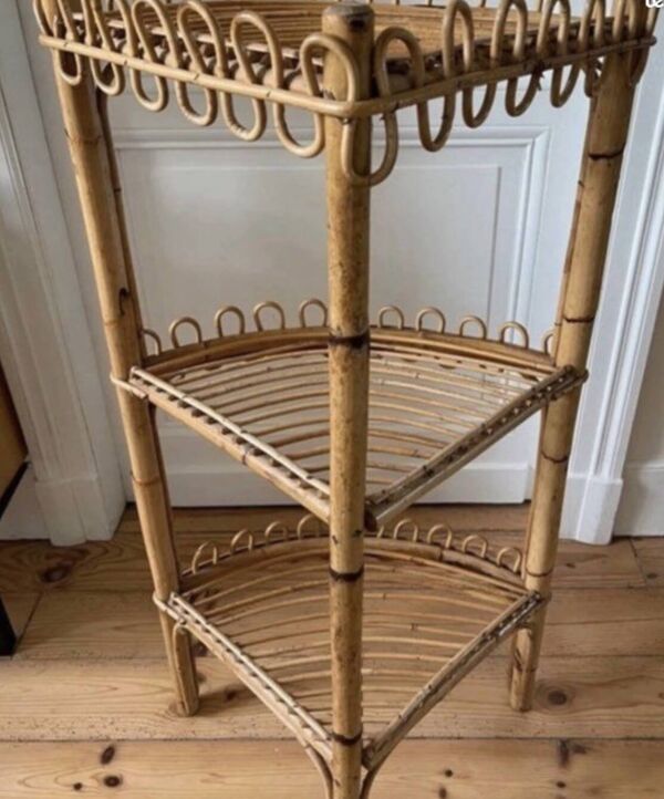 Étagère d’angle en rotin vintage