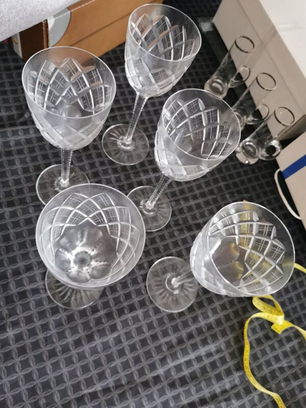Verres à pied. Verre en cristal. 5 verres.