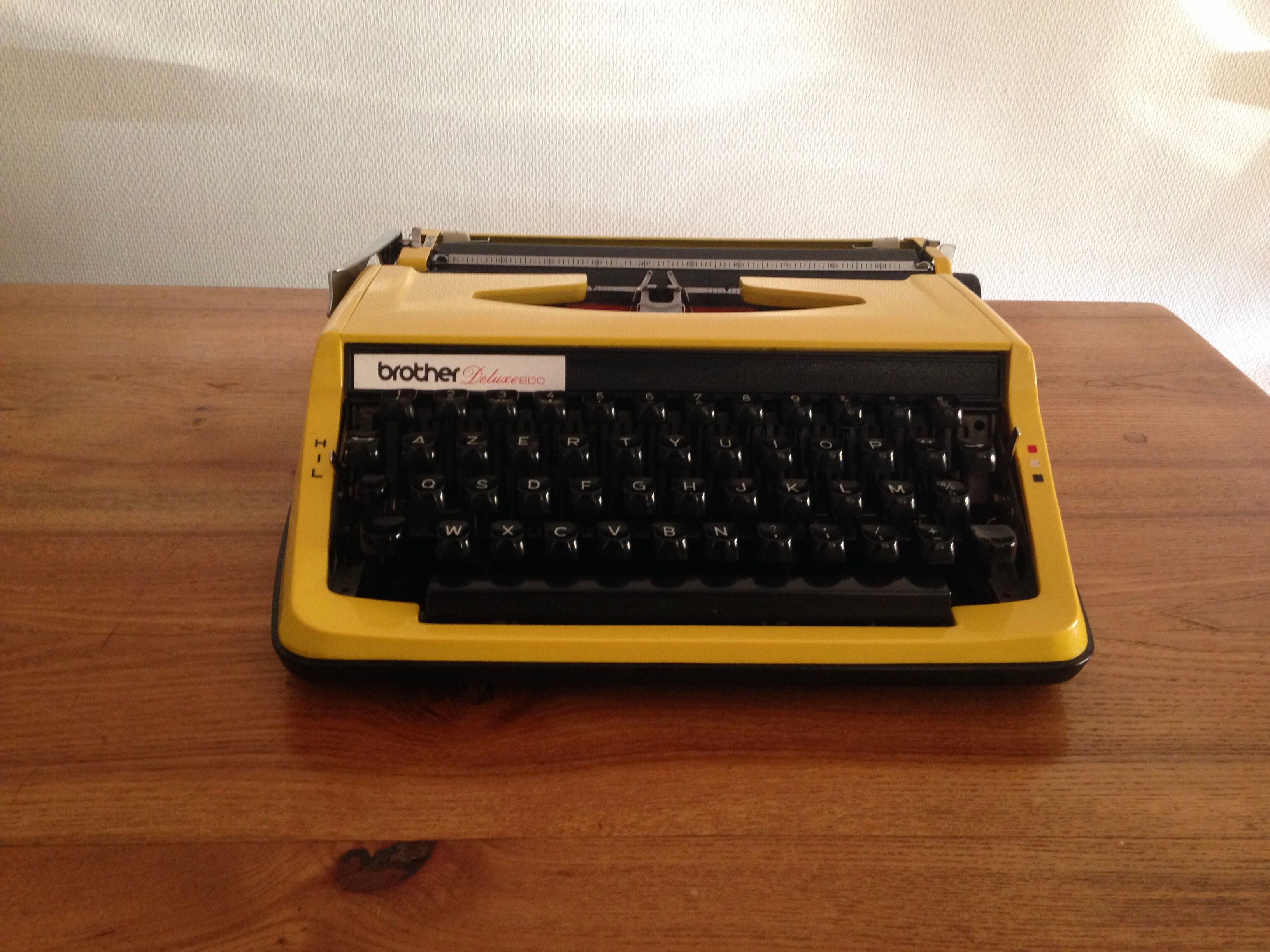 Typewriter brother 800 deluxe yellow