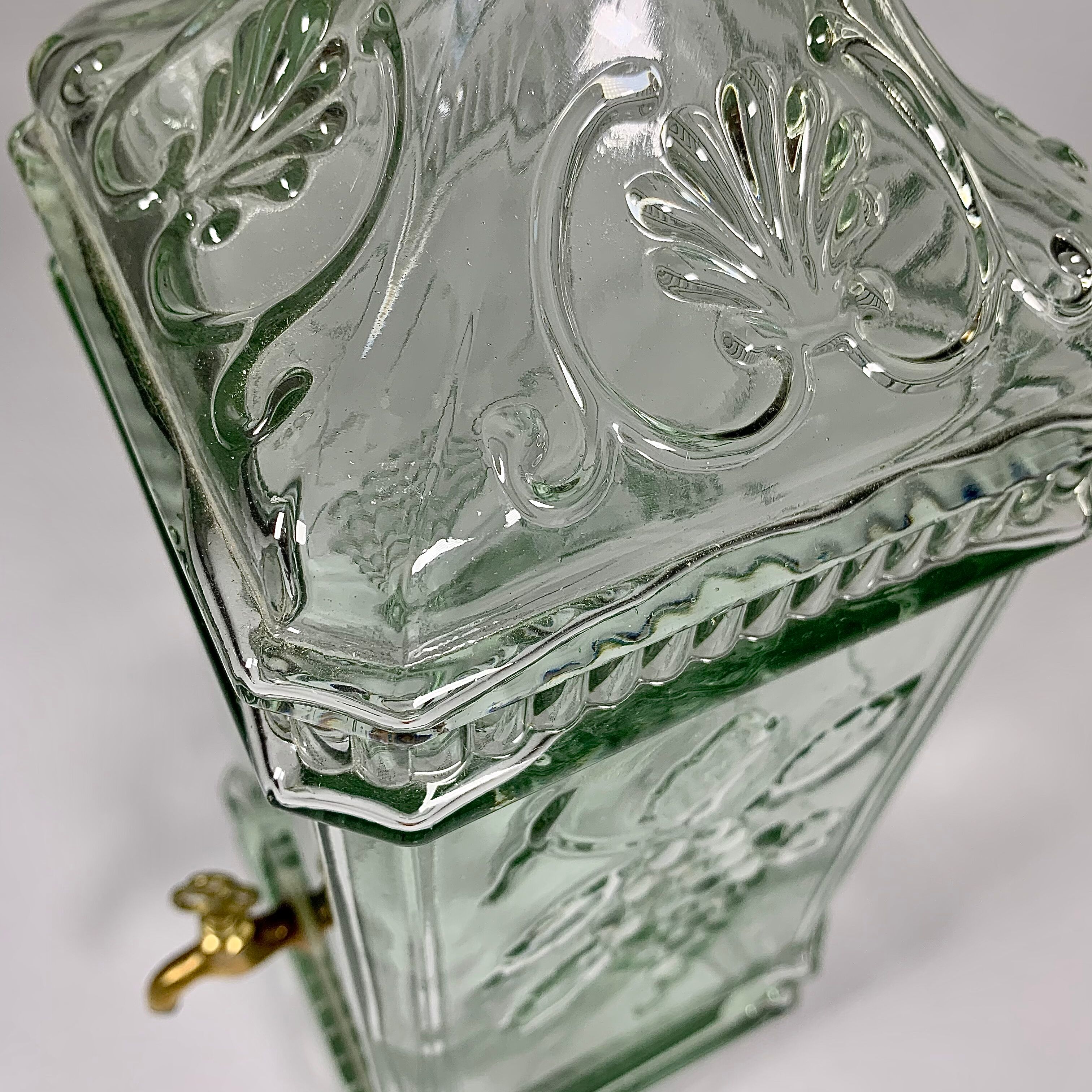 Quadrangular glass fountain and brass tap