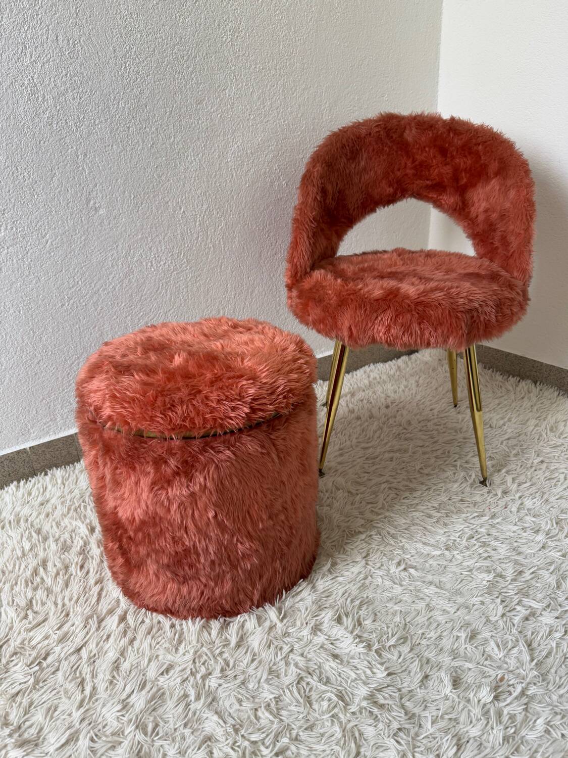 Chaise et pouf moumoute années 70