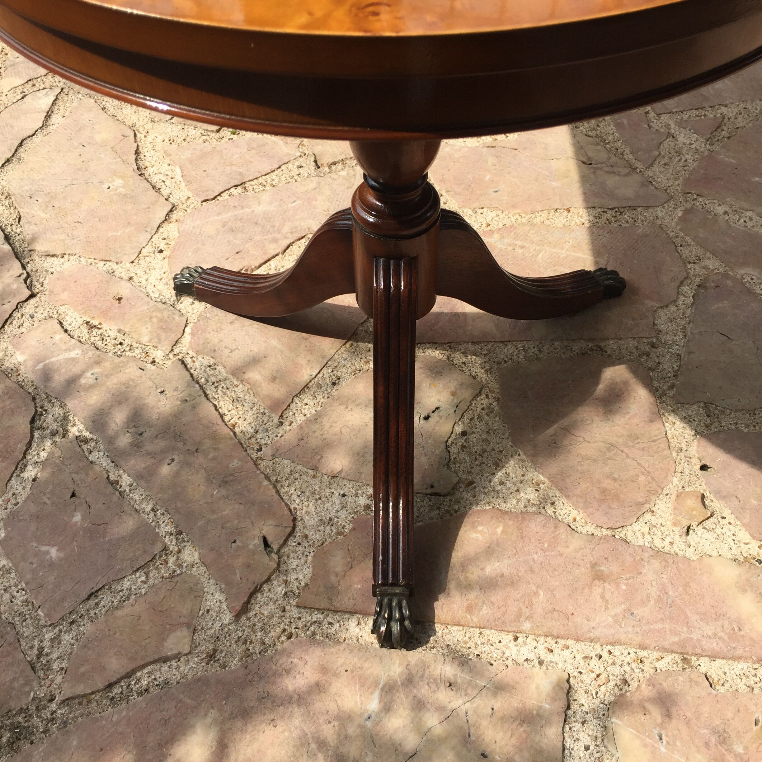 Coffee table in Cherry and magnifying glass to drown
