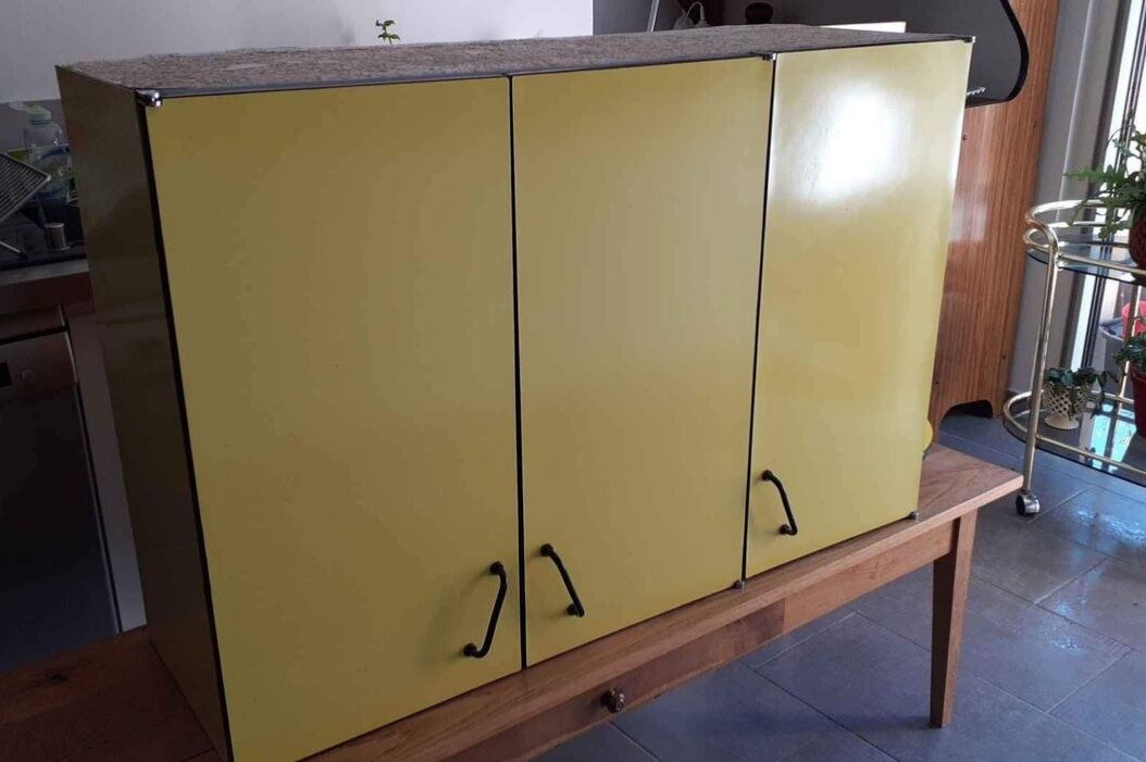Meuble formica jaune