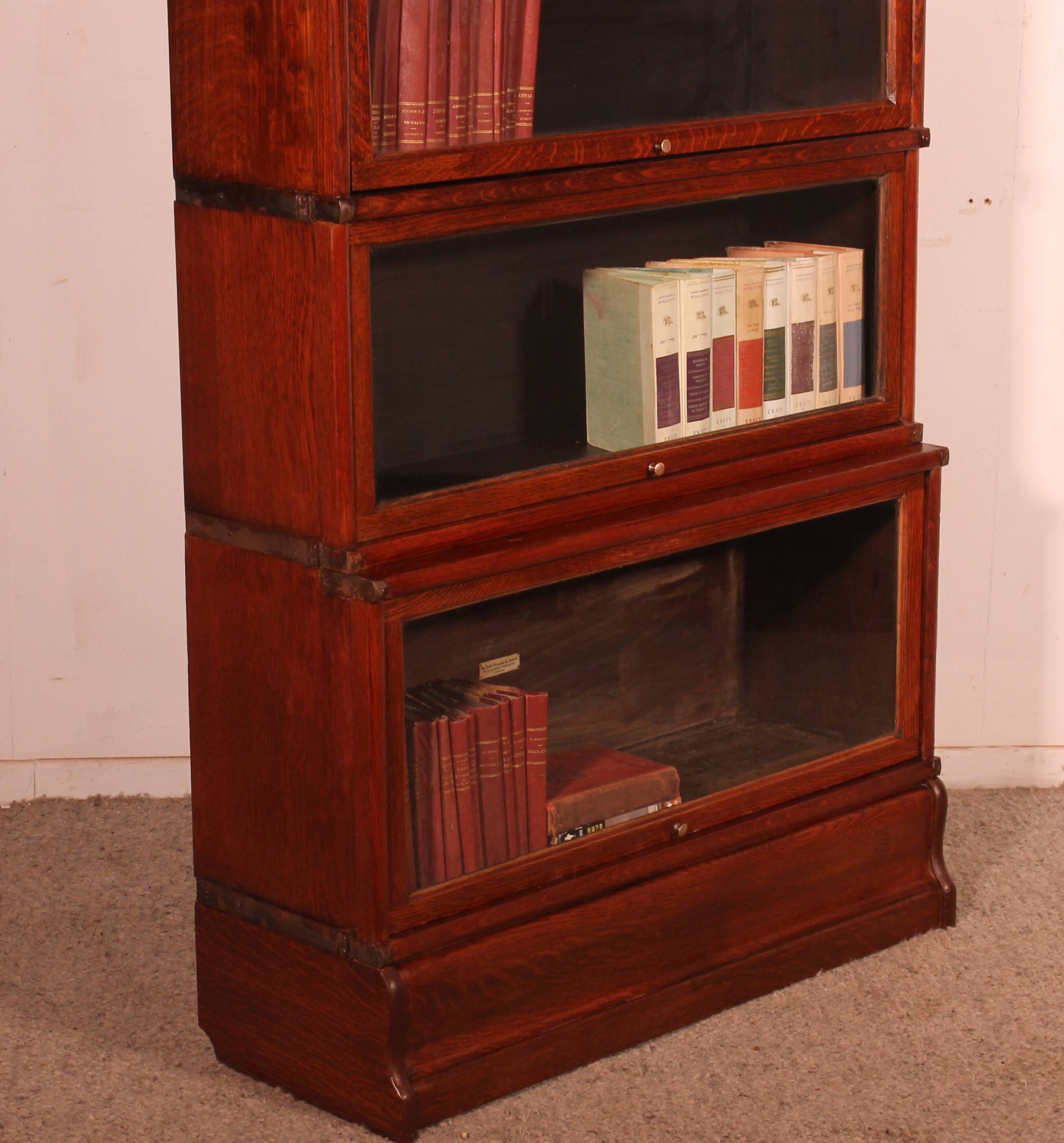 Globe Wernicke Bookcase in Oak, 5 Sections with a Projection