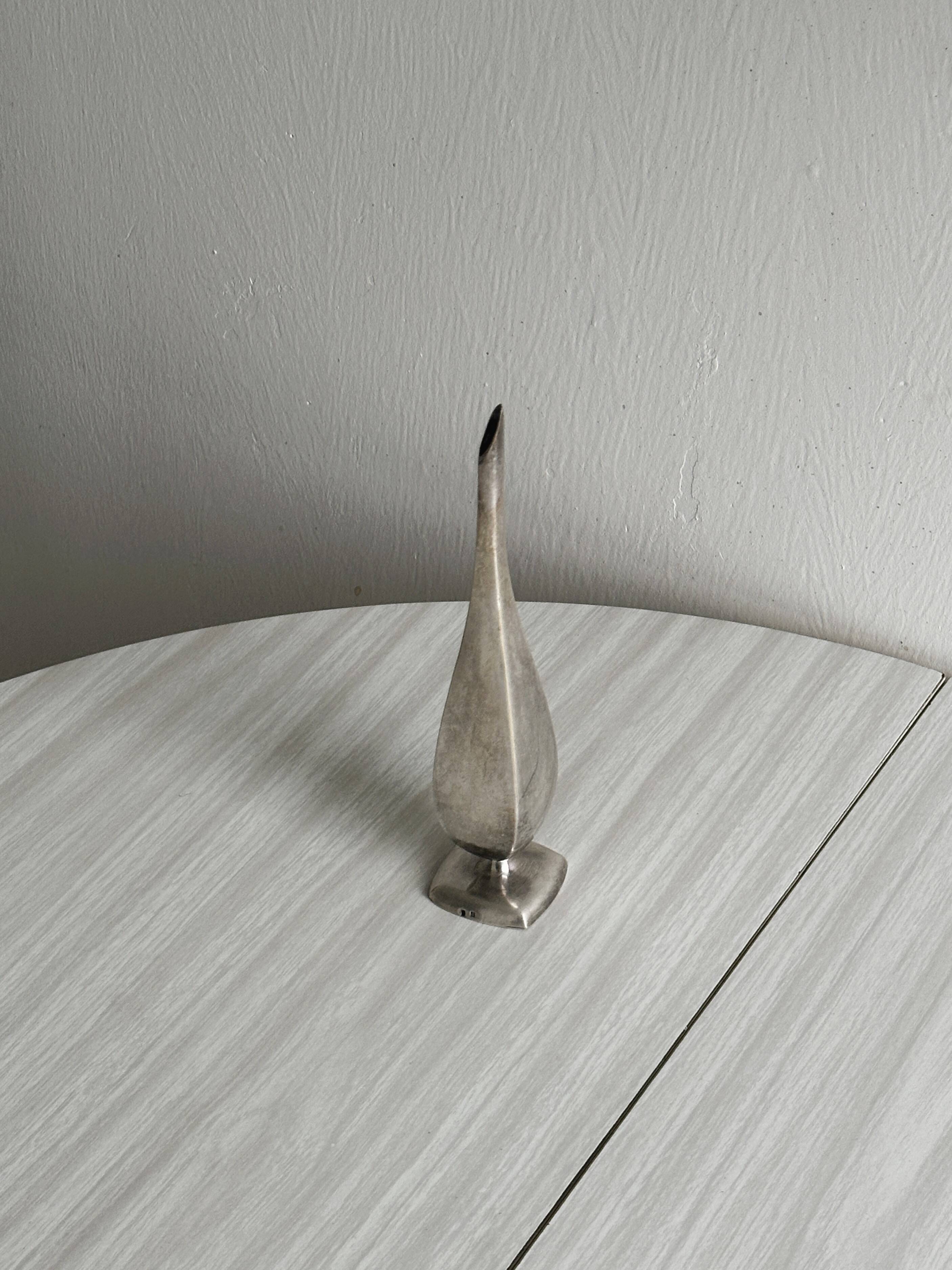 Petit vase soliflore en métal