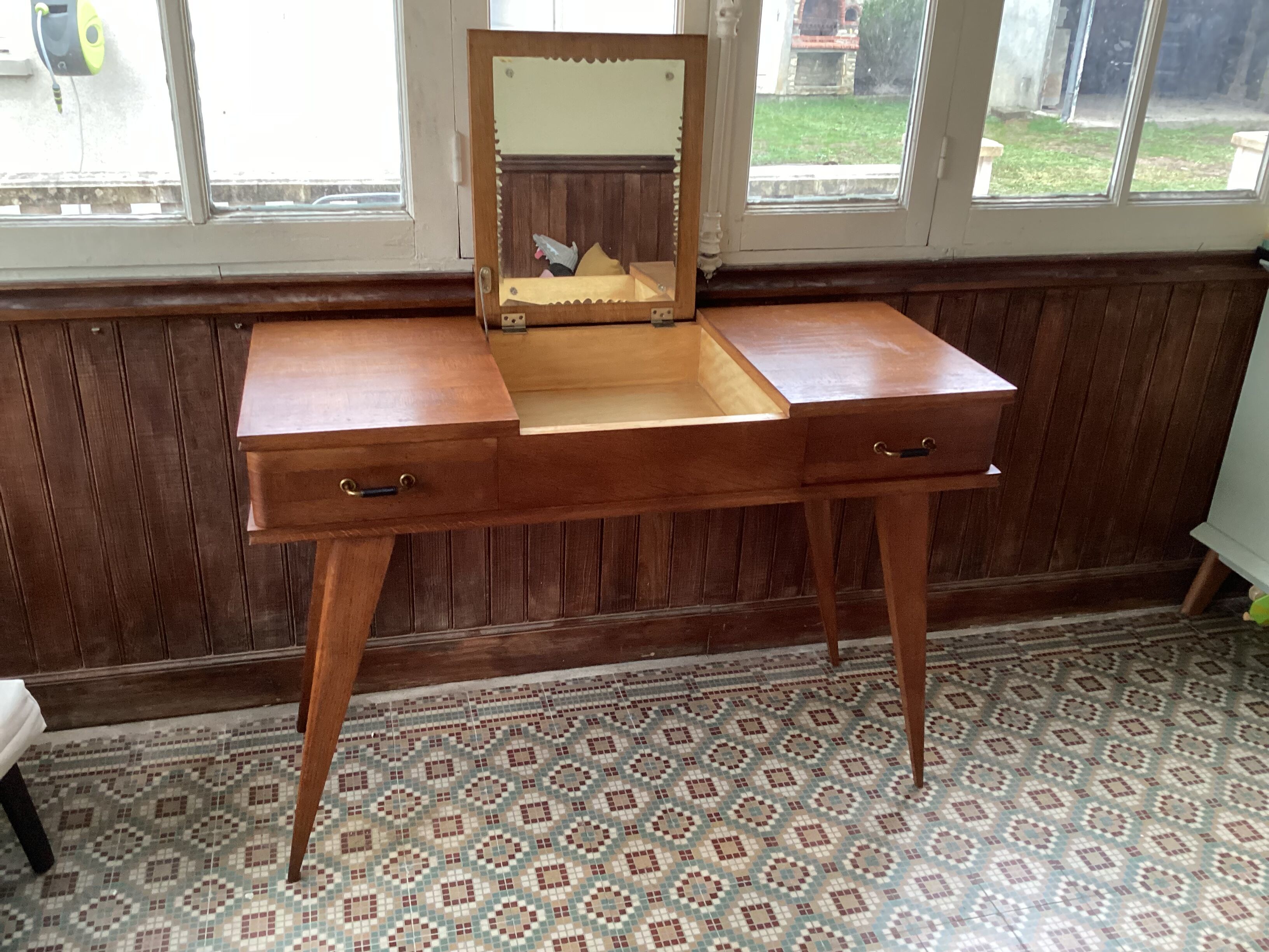 Vintage dressing table compass feet