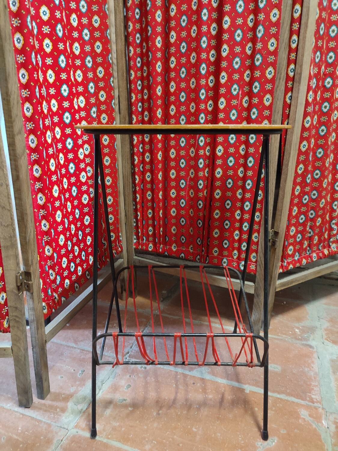 Wooden platinum table and scoubidou