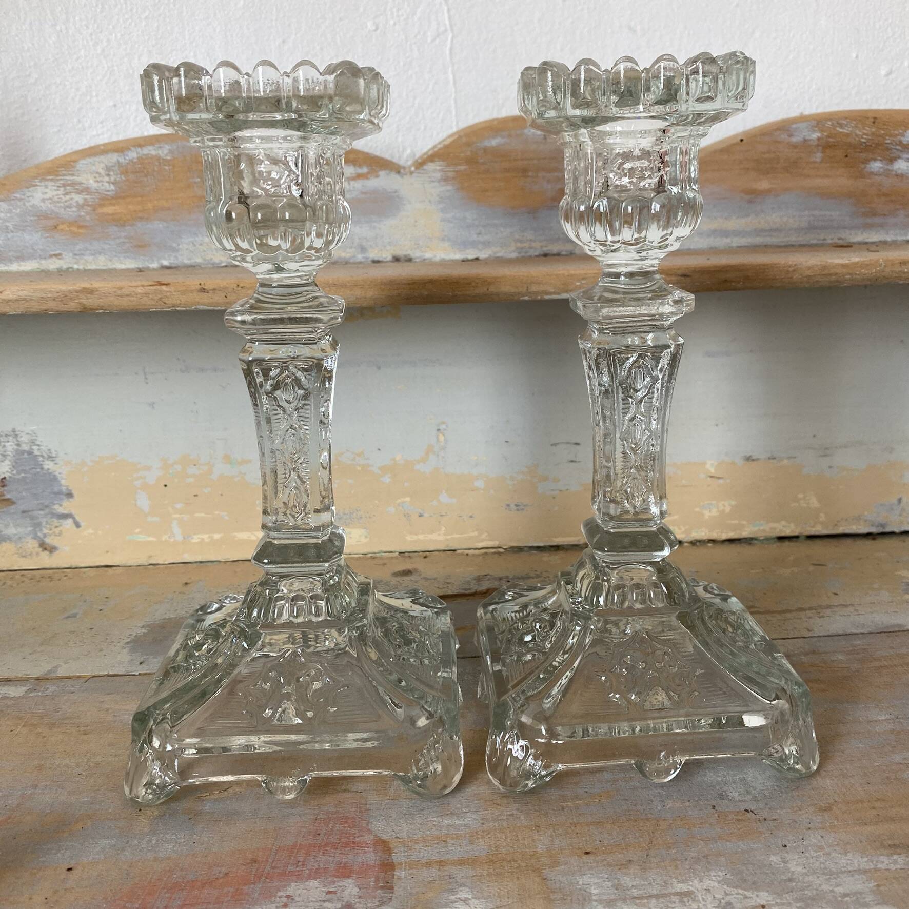 Paire de bougeoirs en verre moulé base carrée