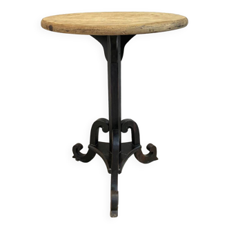 Pedestal table