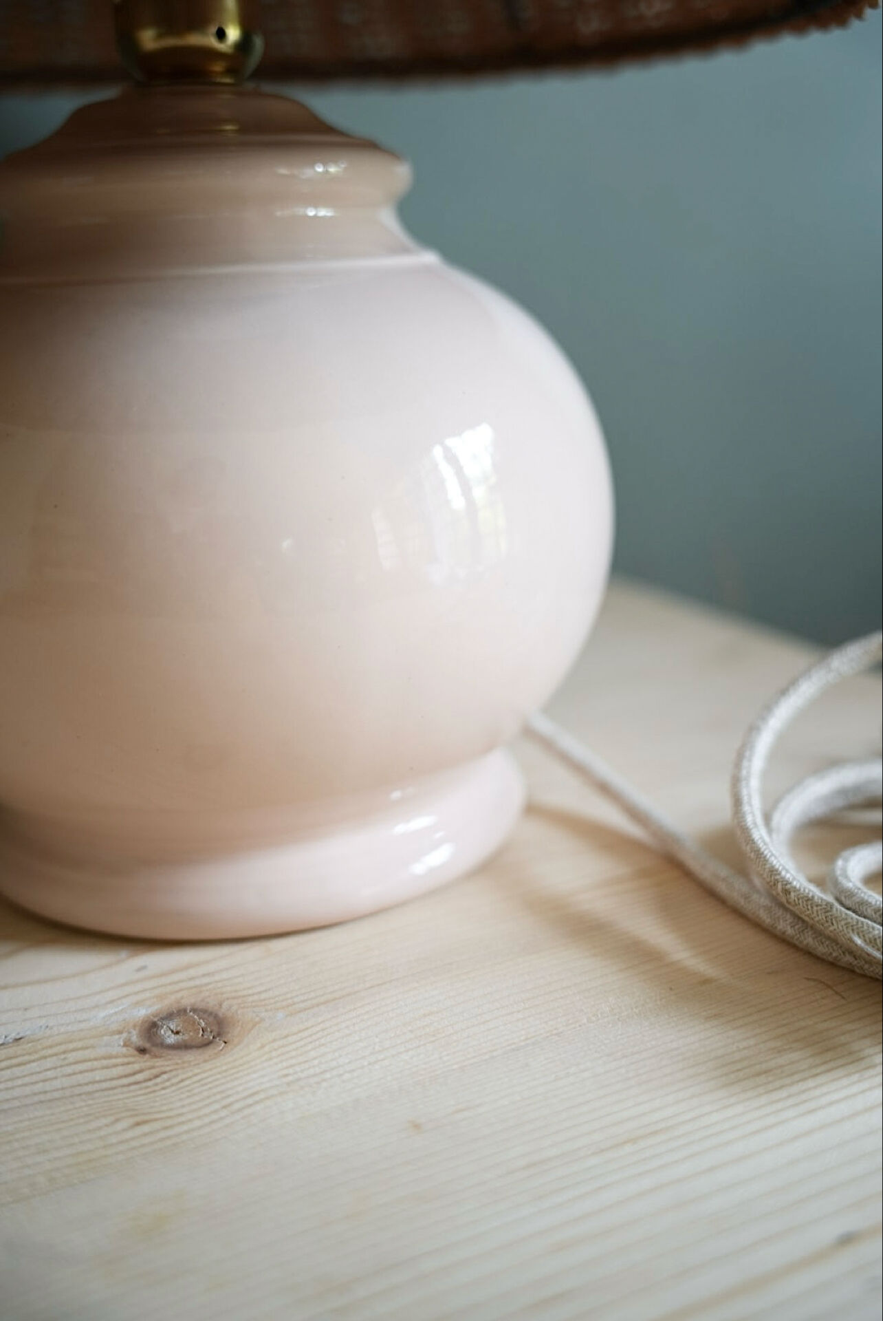 Ceramic and rattan table lamp
