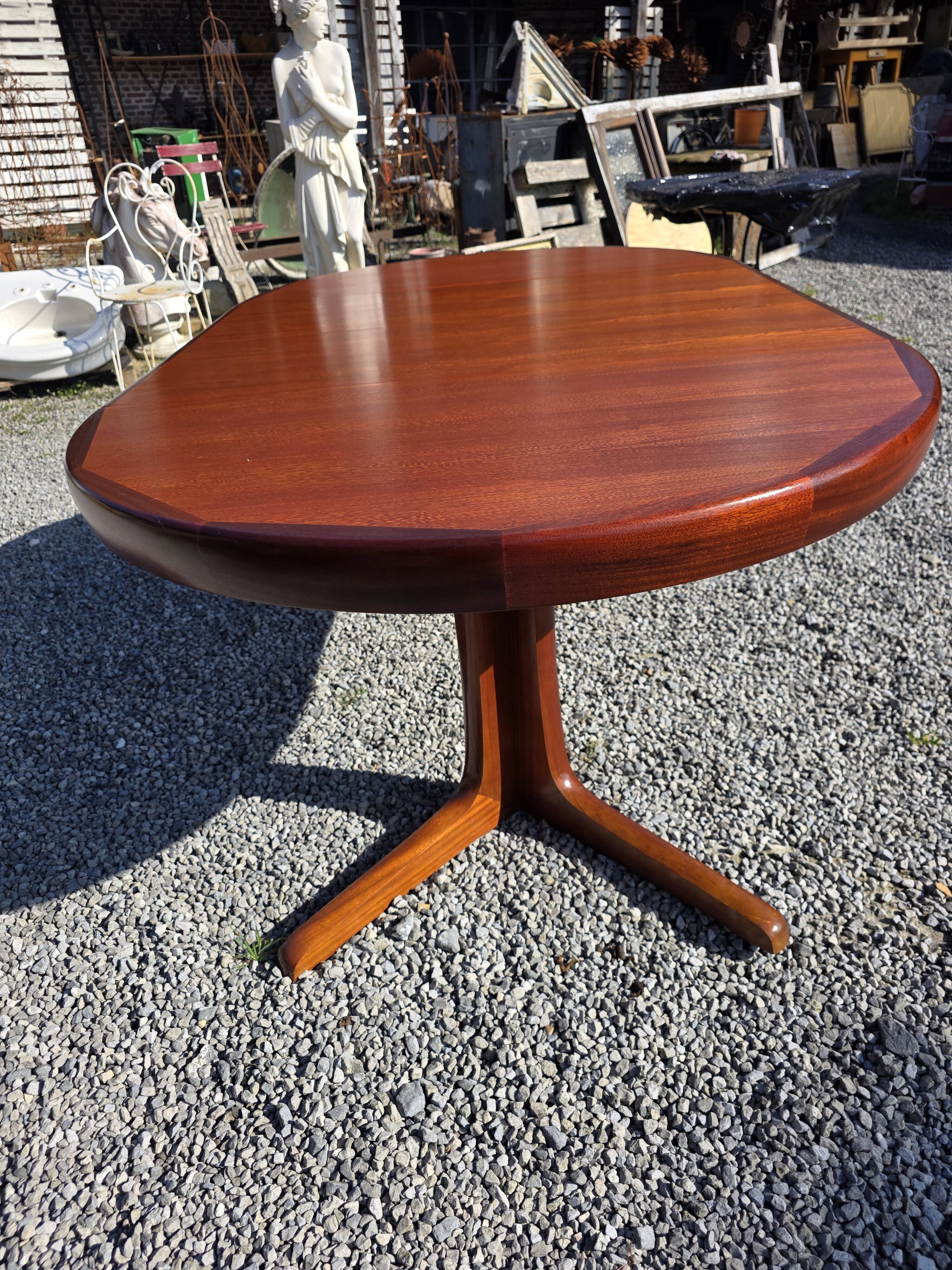 Baumann extendable table in teak from the 1960s.