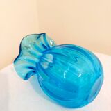 Vase bleu en verre soufflé