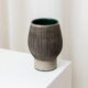 Vase en céramique gris et beige, poterie de studio danoise vintage des années 1970 avec texture incisée.