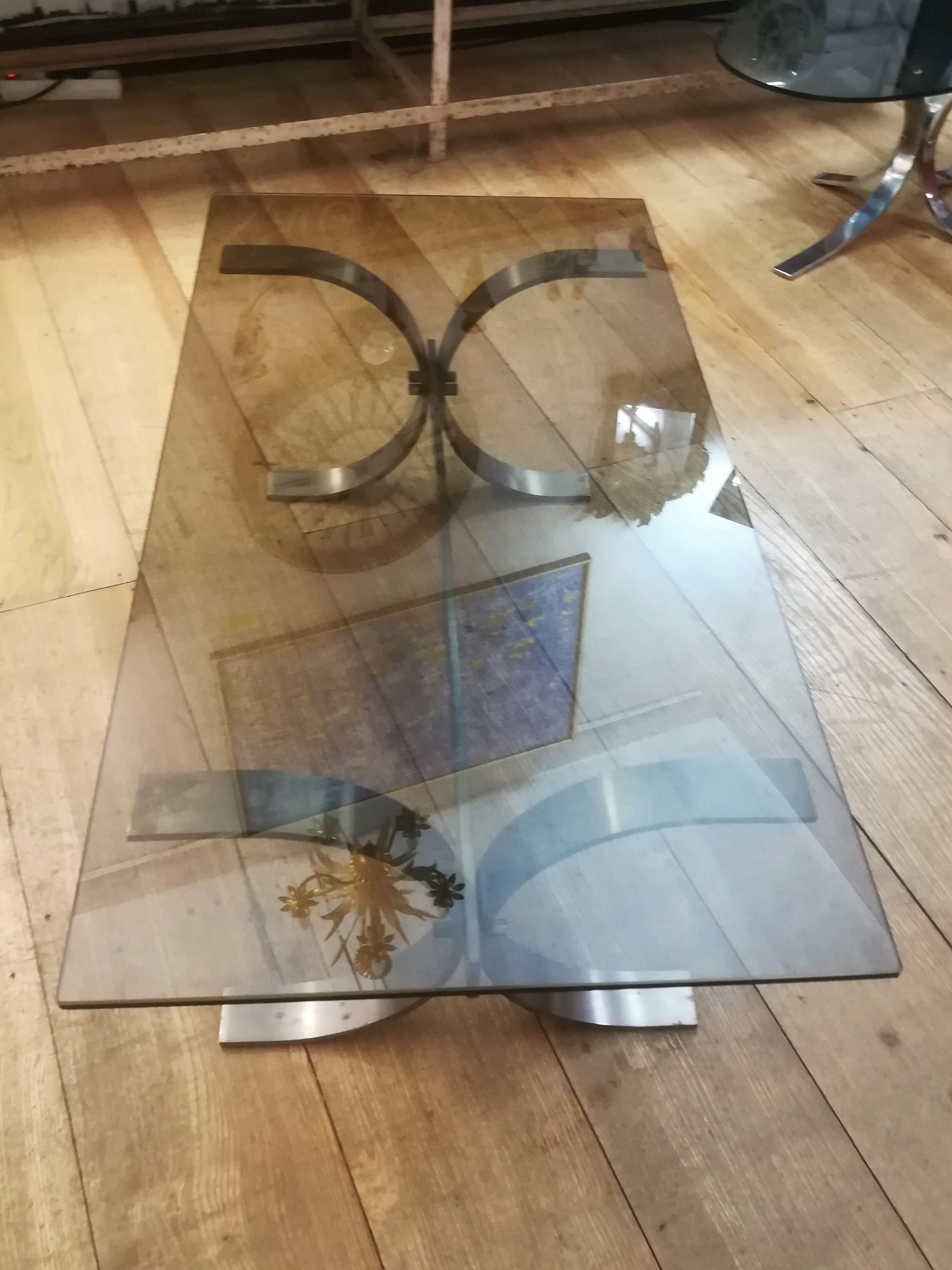 Table basse en acier brossé et verre fumé