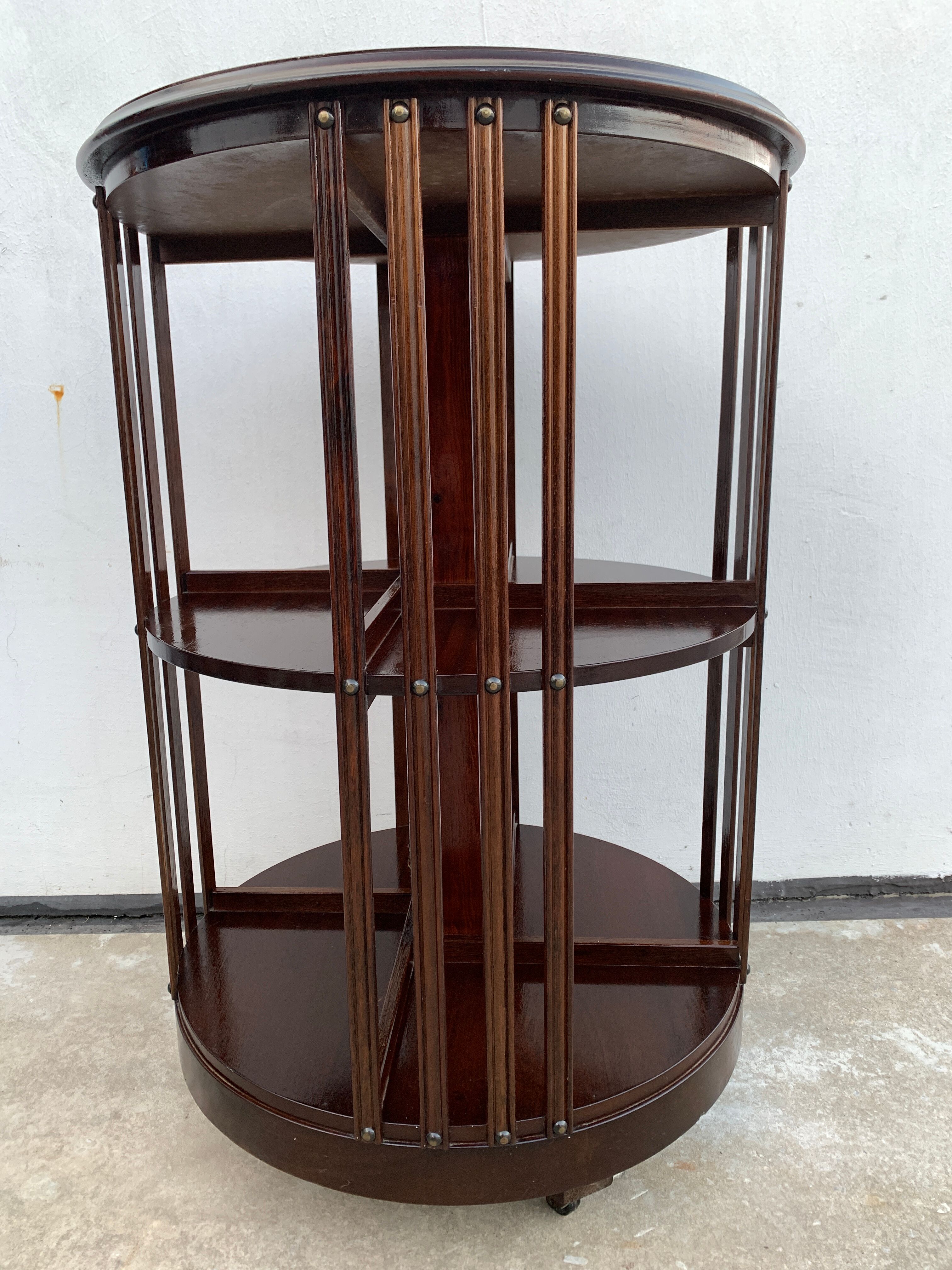 Bibliothèque bois contemporaine ronde tournante sur roulettes, style édouardien