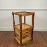 Table d’appoint brutaliste en pin des années 1970-80, travail d’assemblage remarquable