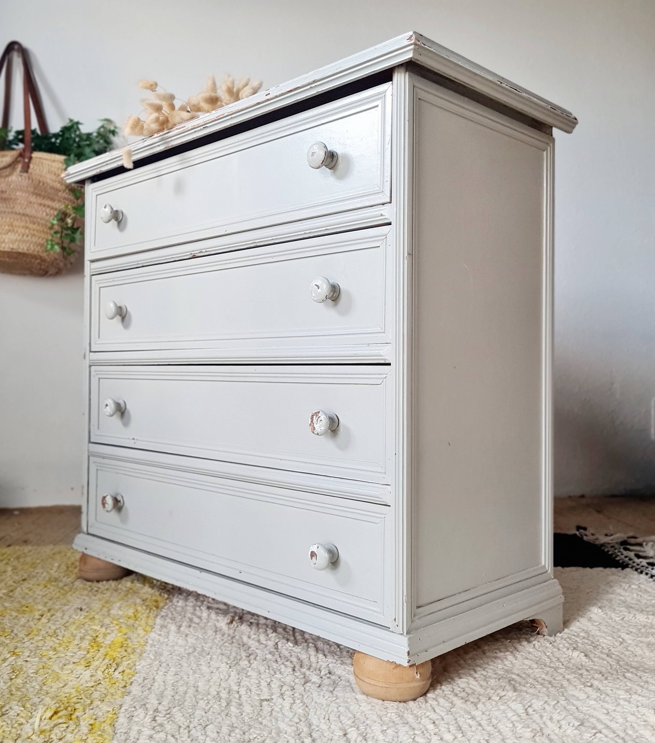 Commode ancienne à 4 tiroirs en bois peint gris perle patiné et pieds boules