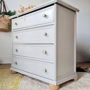 Antique chest of drawers with 4 drawers – Patinated pearl grey & ball feet