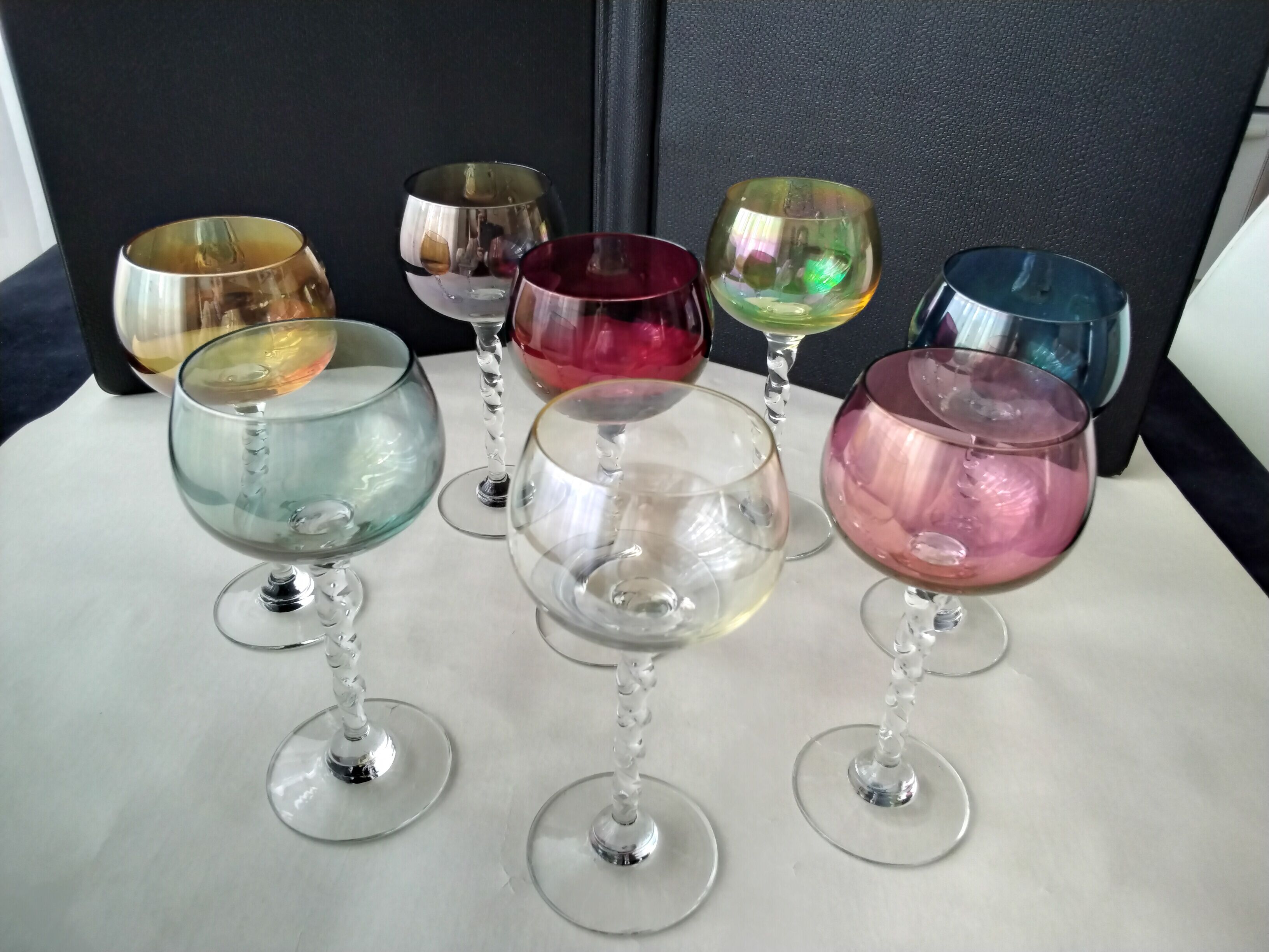 8 verres de différentes couleurs