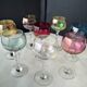 8 verres de différentes couleurs