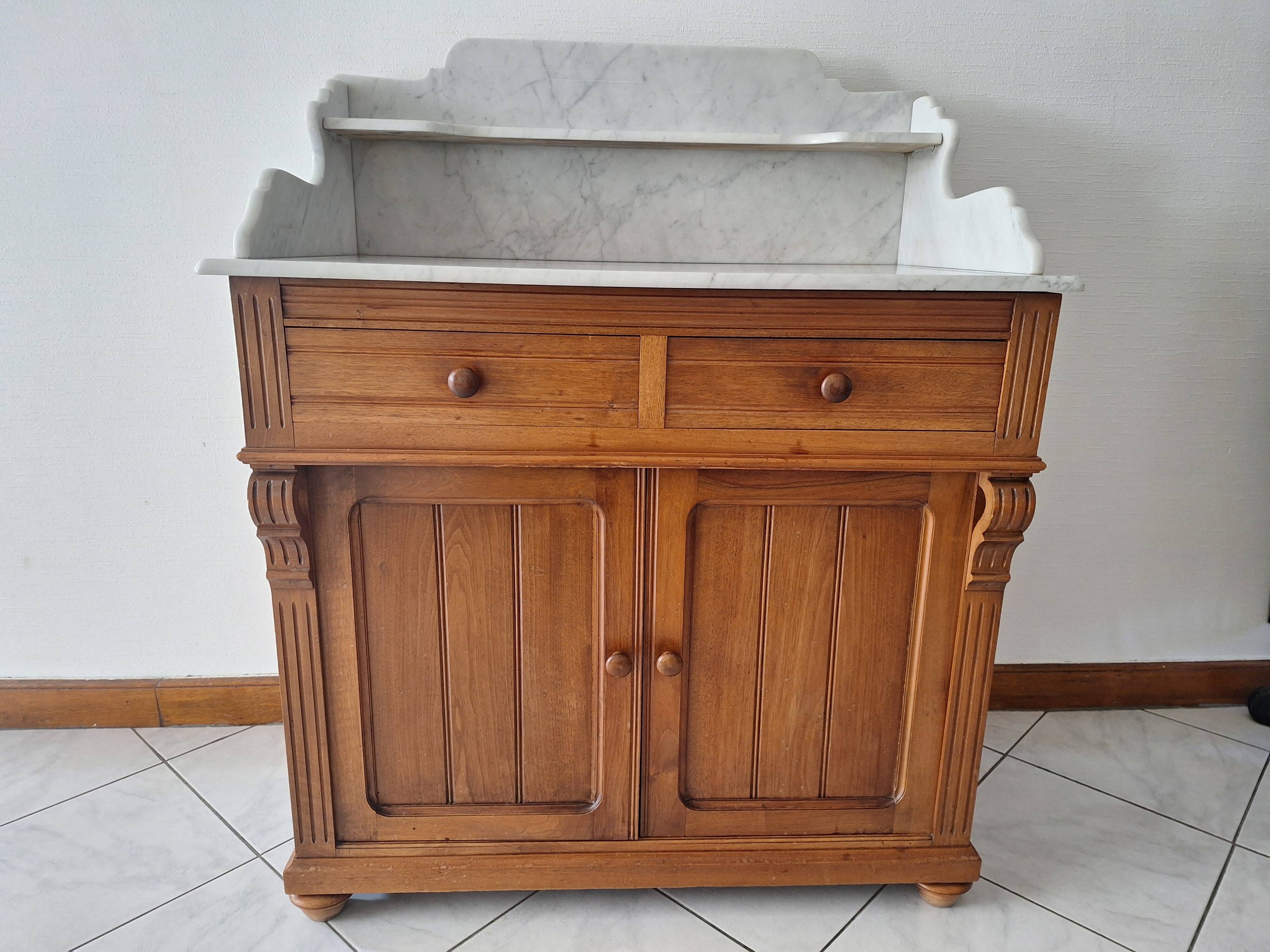 Ancien meuble de salle de bain avec marbre