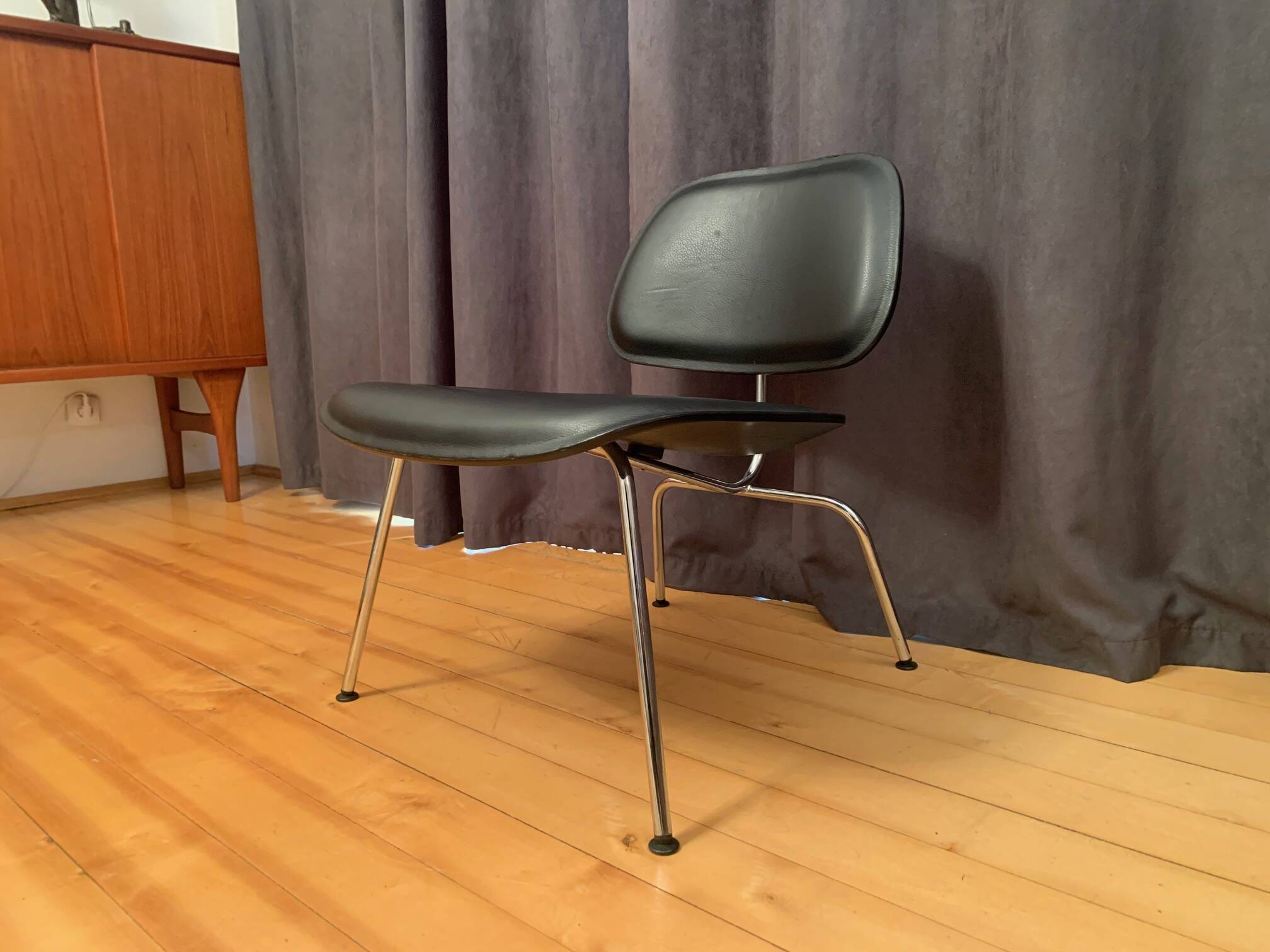 Leather armchair LCM designed by Charles & Ray Eames, Vitra