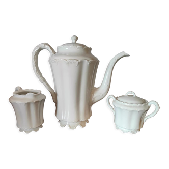 Cafetière en porcelaine de Limoges en Haviland, pot au lait et sucrier blancs à décor de feuilles