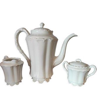 Cafetière en porcelaine de Limoges en Haviland, pot au lait et sucrier blancs à décor de feuilles