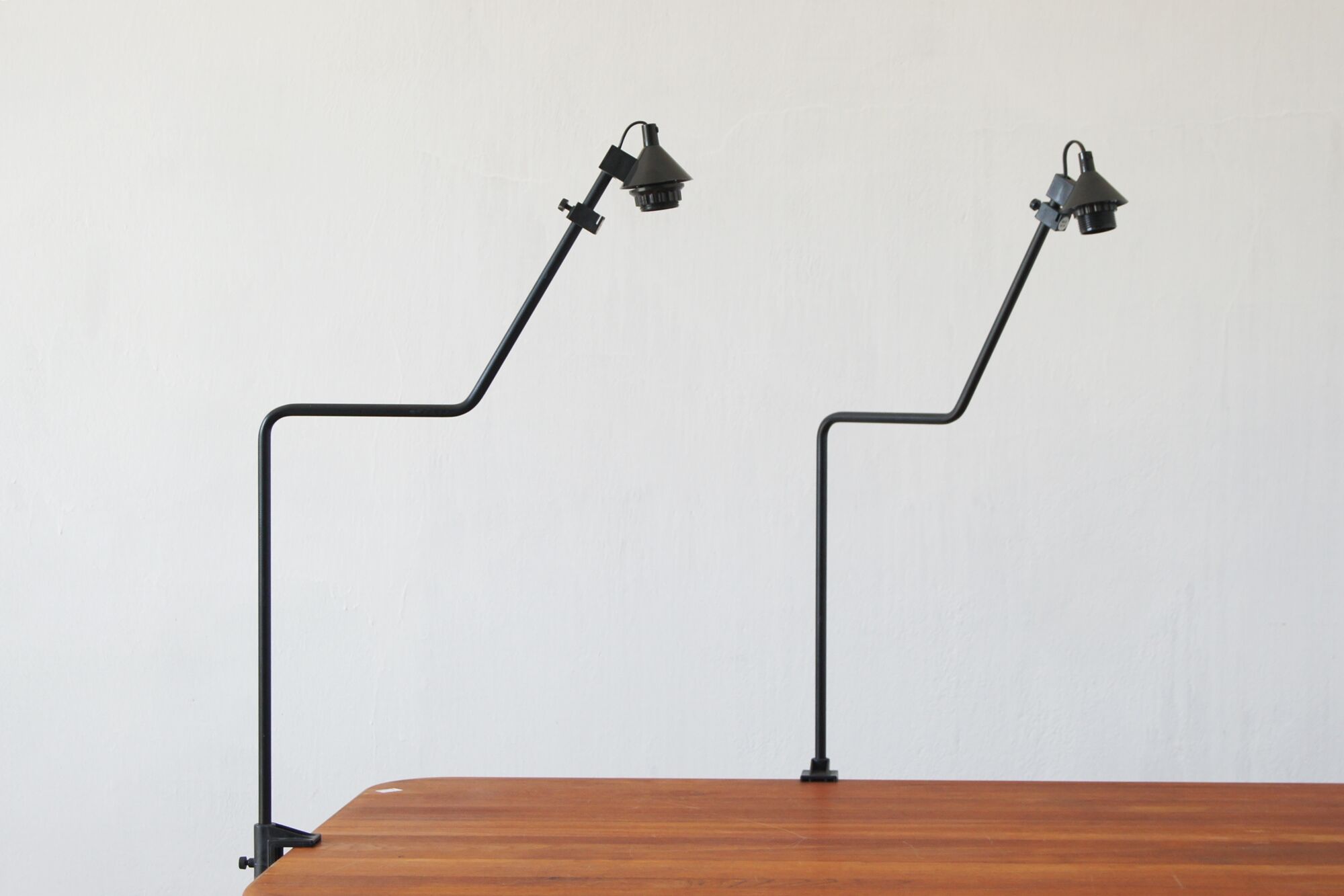 Minimalist desk lamp