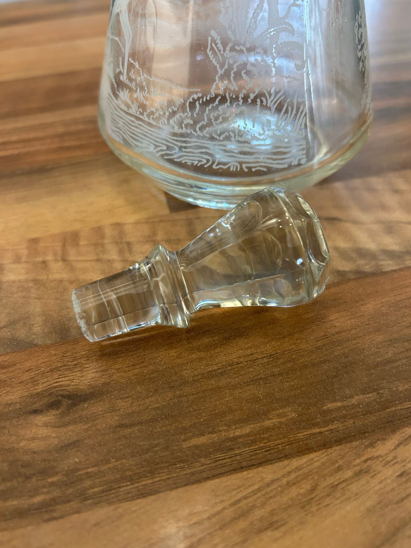 Petite carafe vintage en verre gravé – décor cerf et forêt