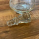 Petite carafe vintage en verre gravé – décor cerf et forêt