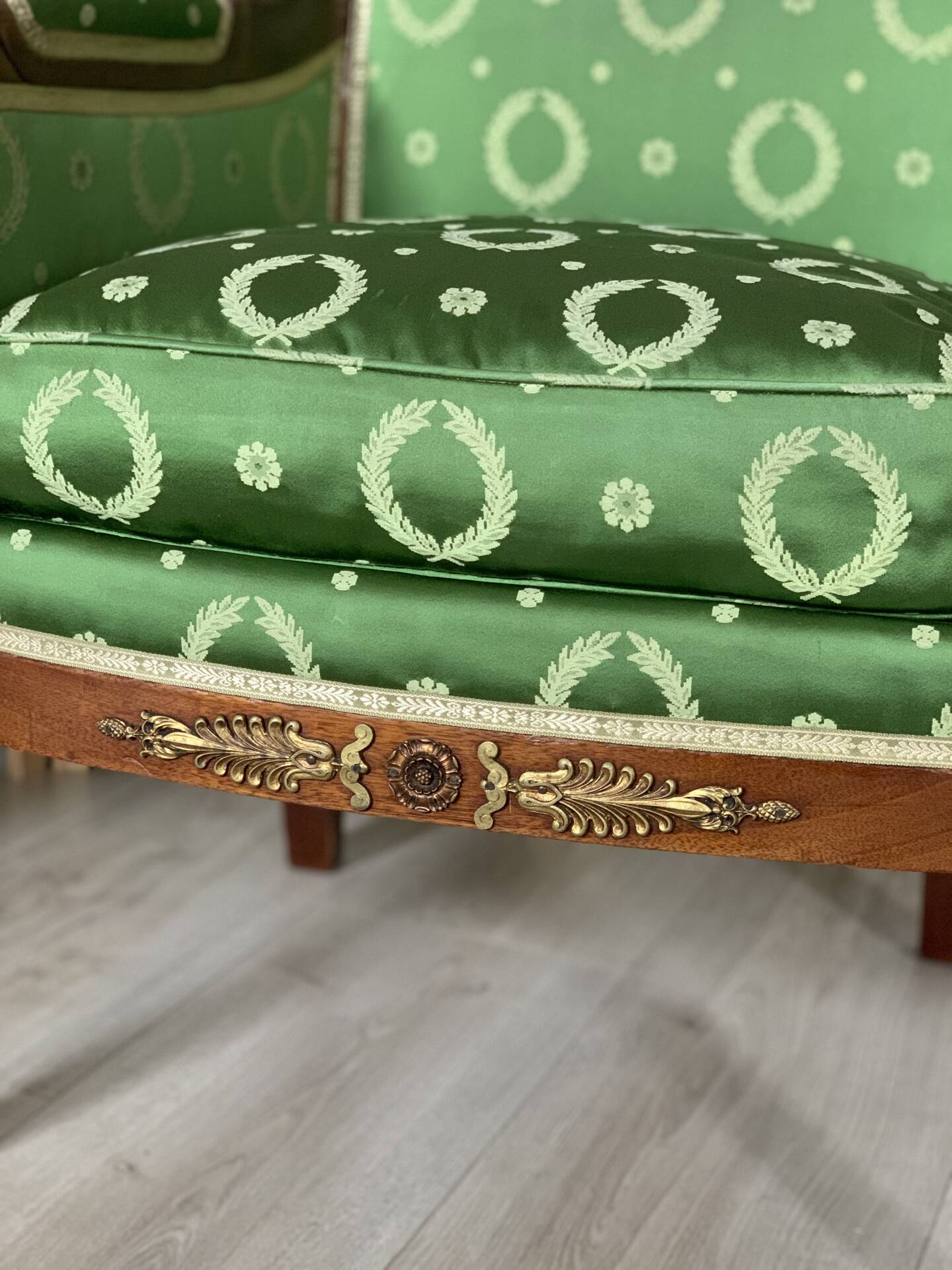 Fauteuil de style Empire en bois et tissu vert
