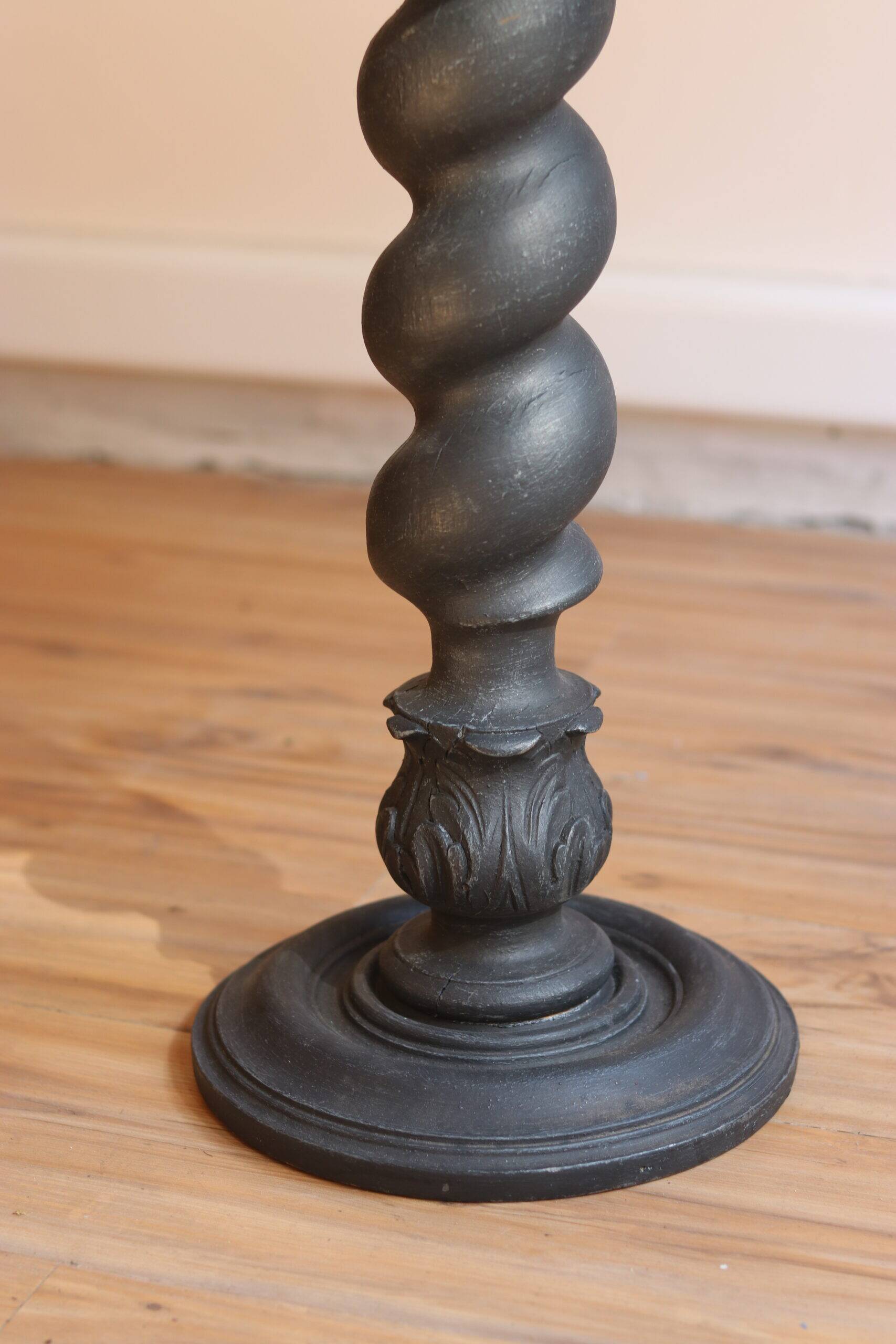 Table d’appoint avec pied torsadé et plateau recouvert d’une feuille de plomb