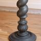Table d’appoint avec pied torsadé et plateau recouvert d’une feuille de plomb