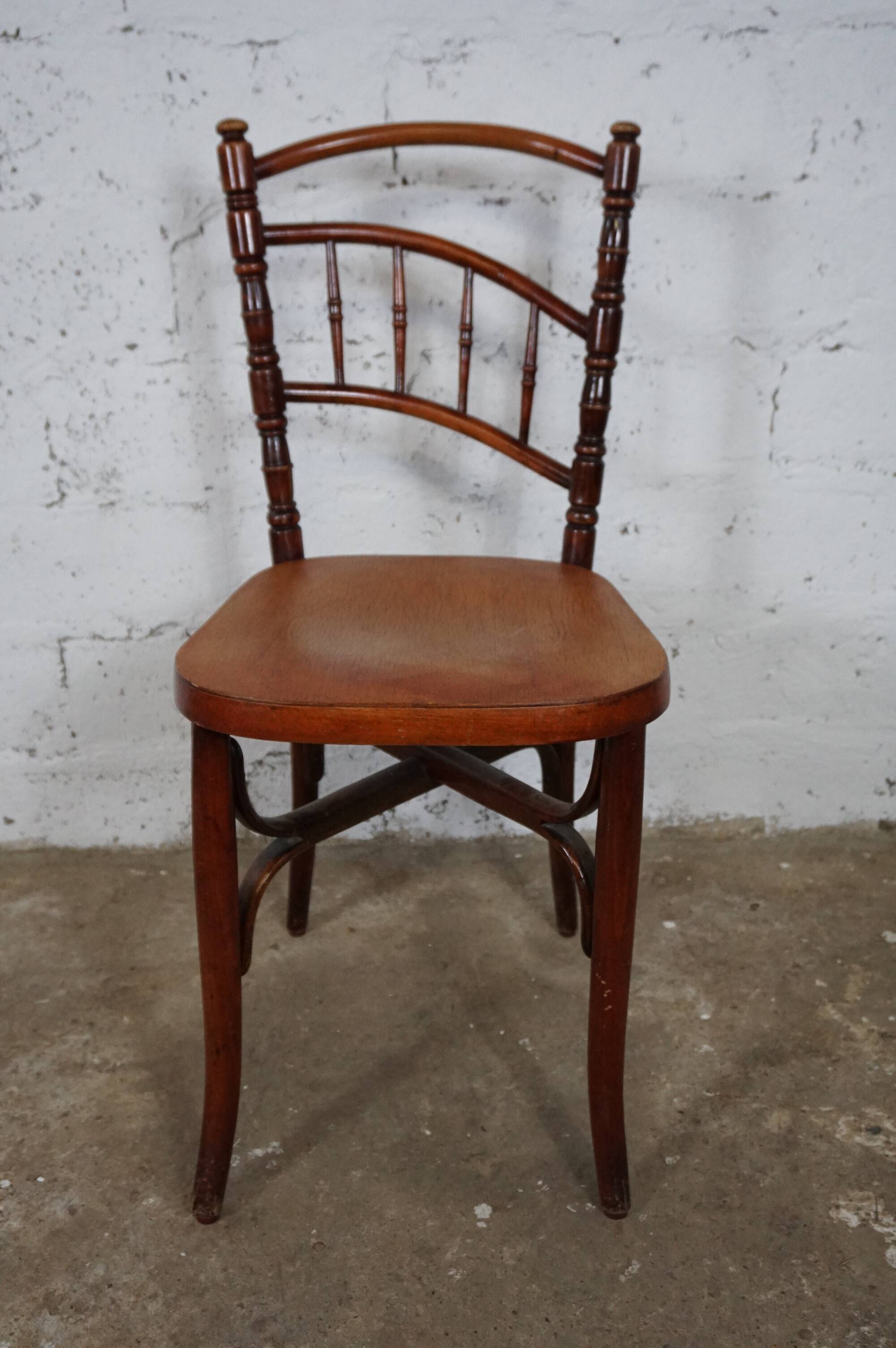 Antique bistro chair in turned wood from the early 20th century
