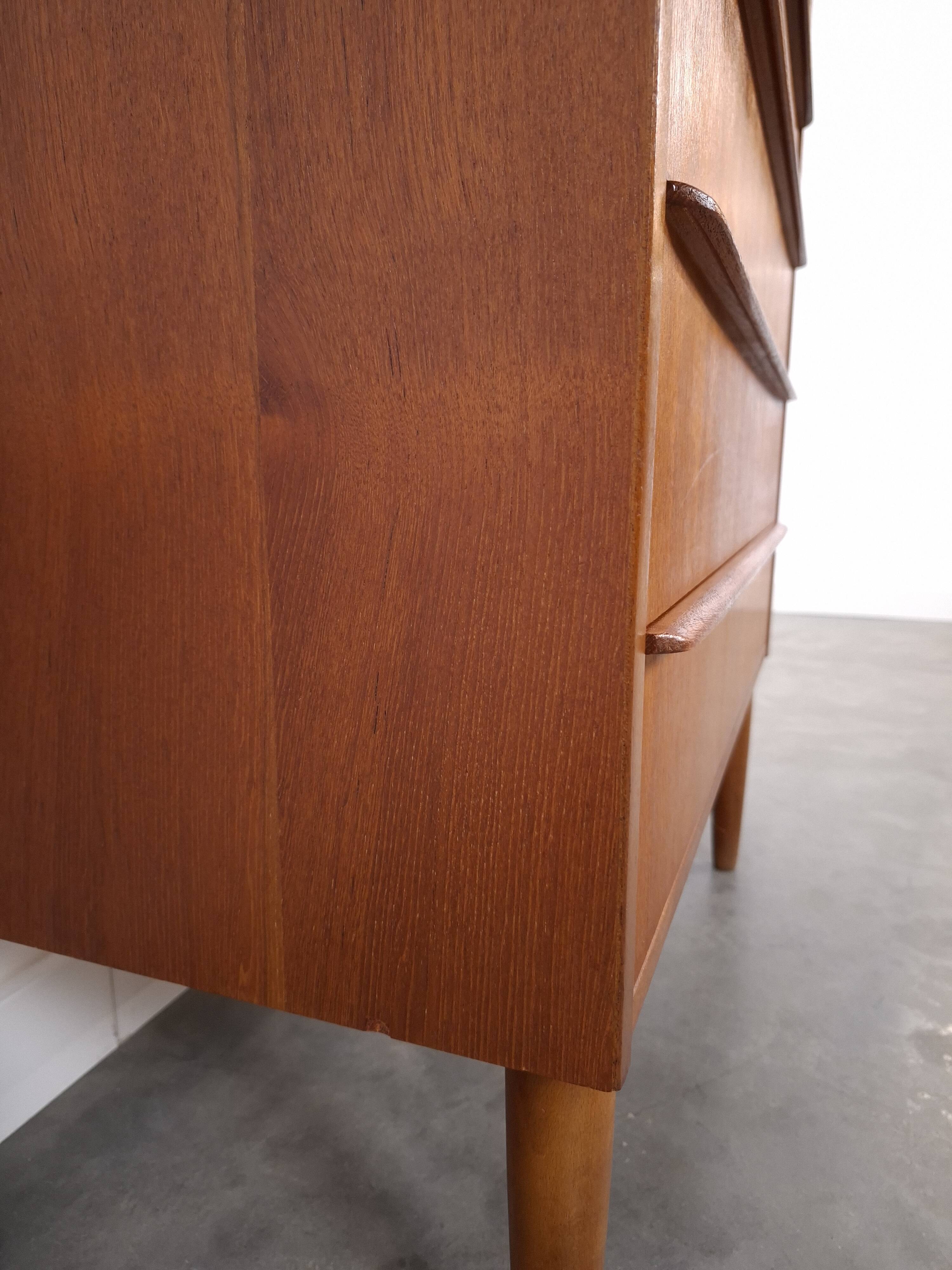 Commode en teck en provenance du Danemark avec 6 tiroirs.