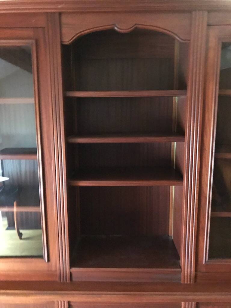 Bibliothèque en acajou de style néo Louis XVI vers 1960