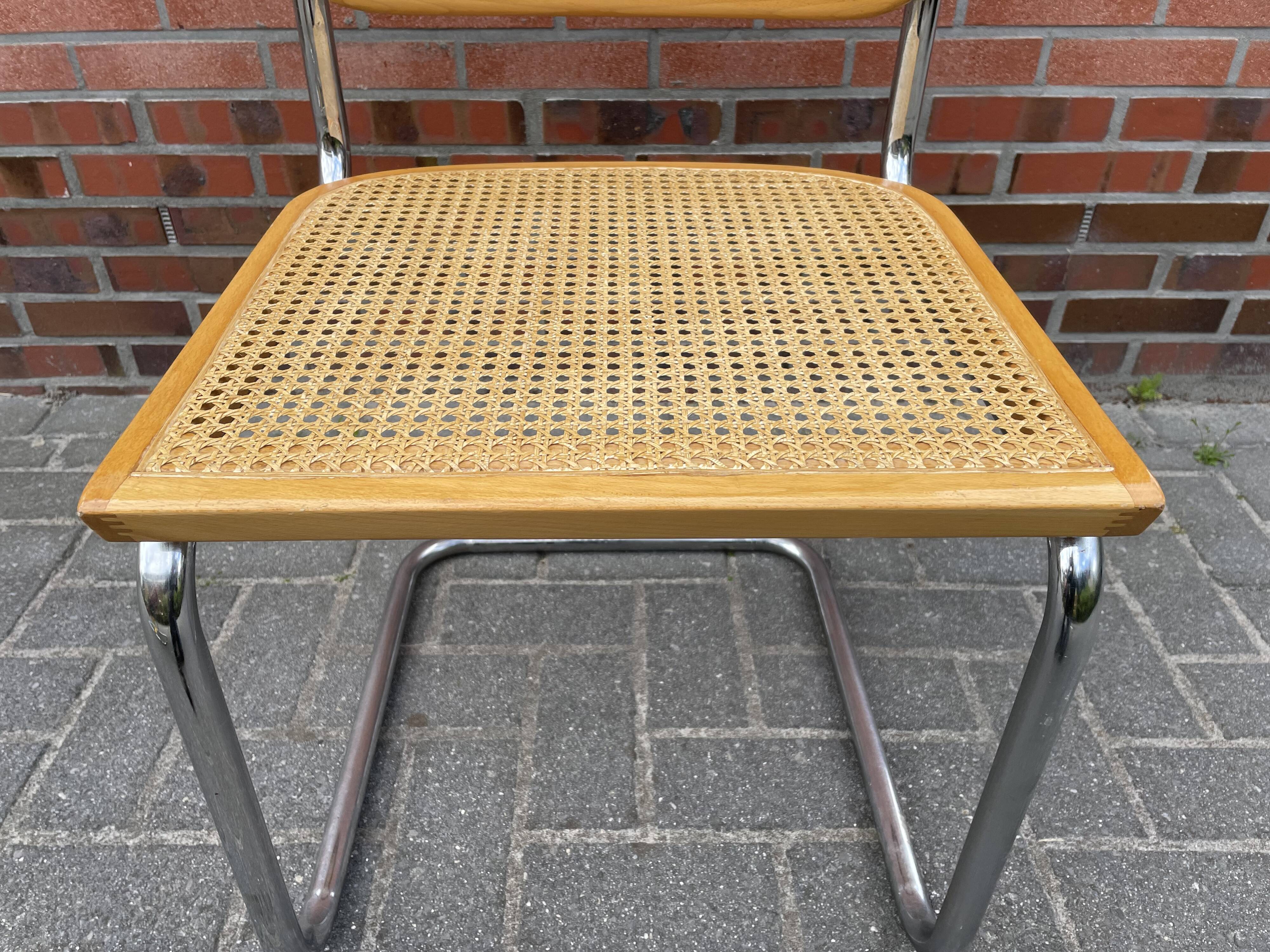 Ensemble de 4 Chaises vintage modèle Cesca B32 en chrome et bois